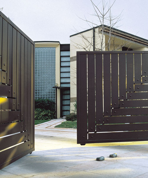 Cancela de dos hojas con motores BFT LUX Puerta automatizada