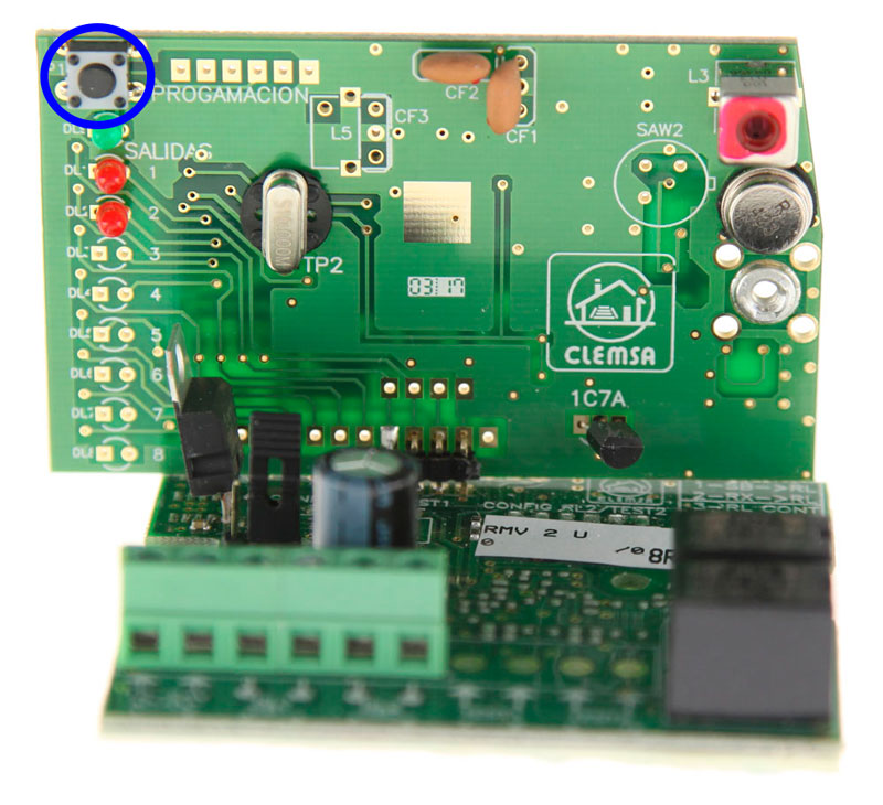 Receptor clemsa RMV 2 U, el botón señalado con el círculo azul es el que hay que pulsar para la activación de nuevos mandos. Placa receptora clemsa RMV 2 U